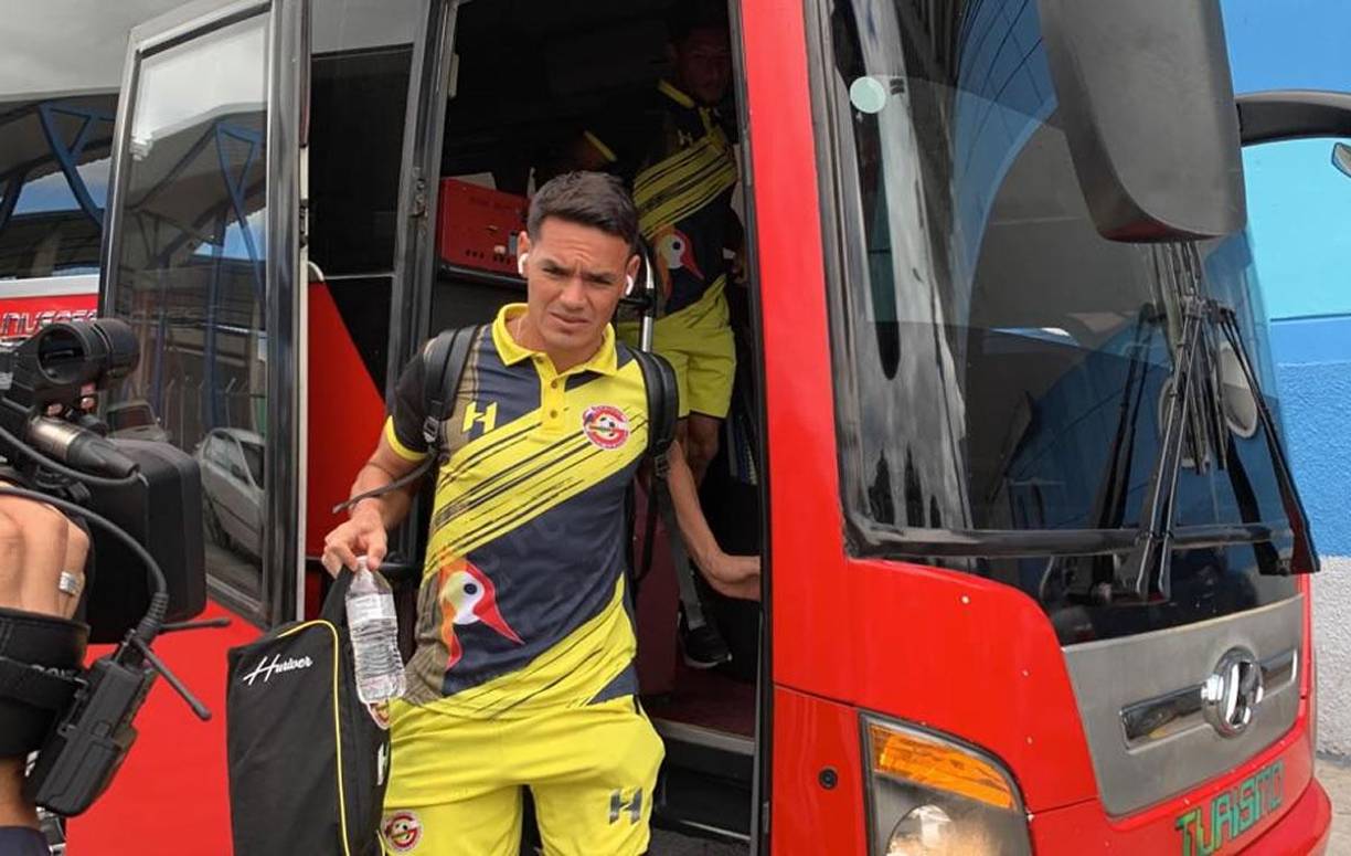 Así fue la llegada del plantel del Génesis al estadio Nacional Chelato Uclés dos horas y media antes del partido.