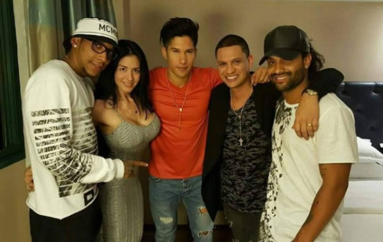 Su fama le ha dado la oportunidad de compartir con otros artistas y cantantes famosos de Venezuela y otros países.