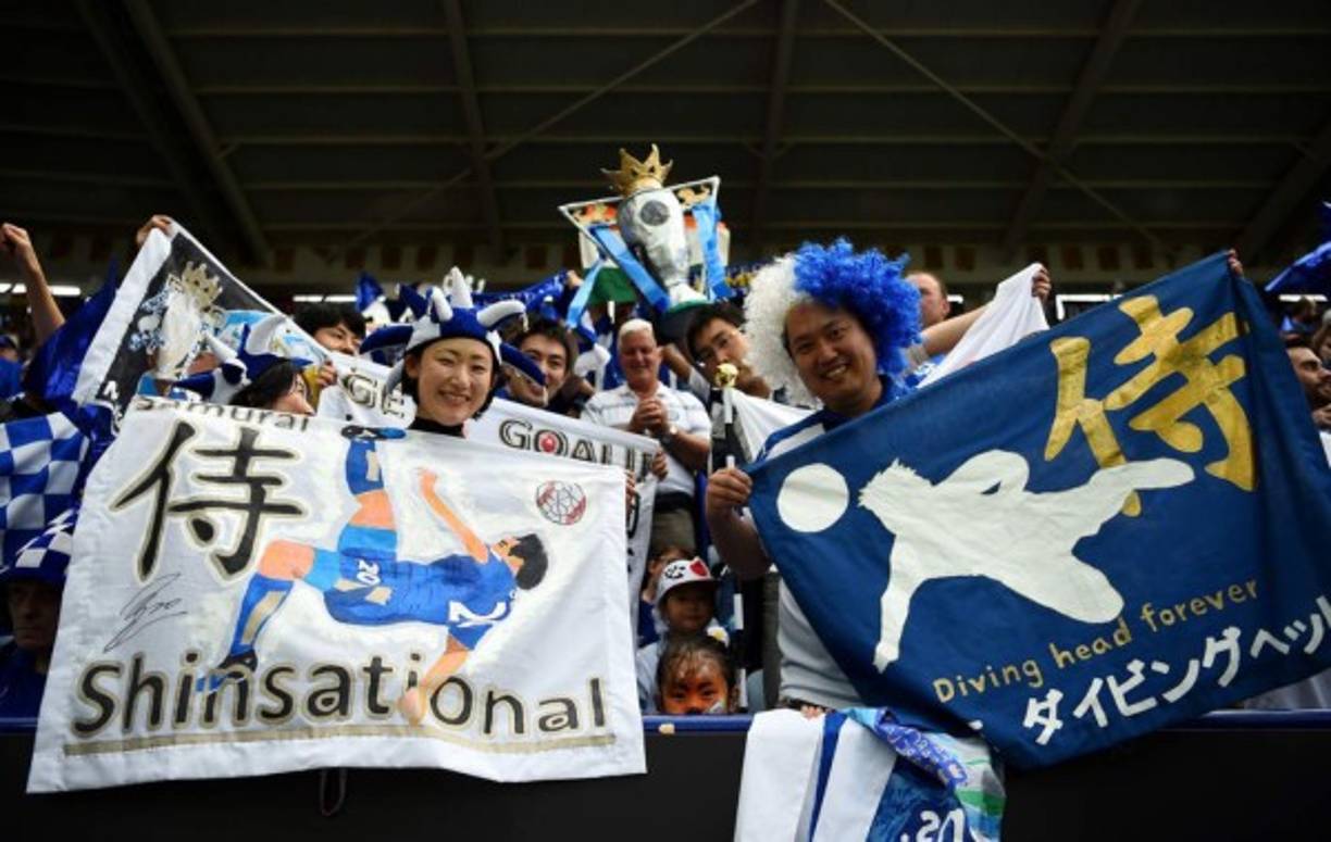 En las gradas se encontraba también un nutrido grupo de hinchas tailandeses, compatriotas del propietario del Leicester, el multimillonario empresario Vichai Srivaddhanaprabha.