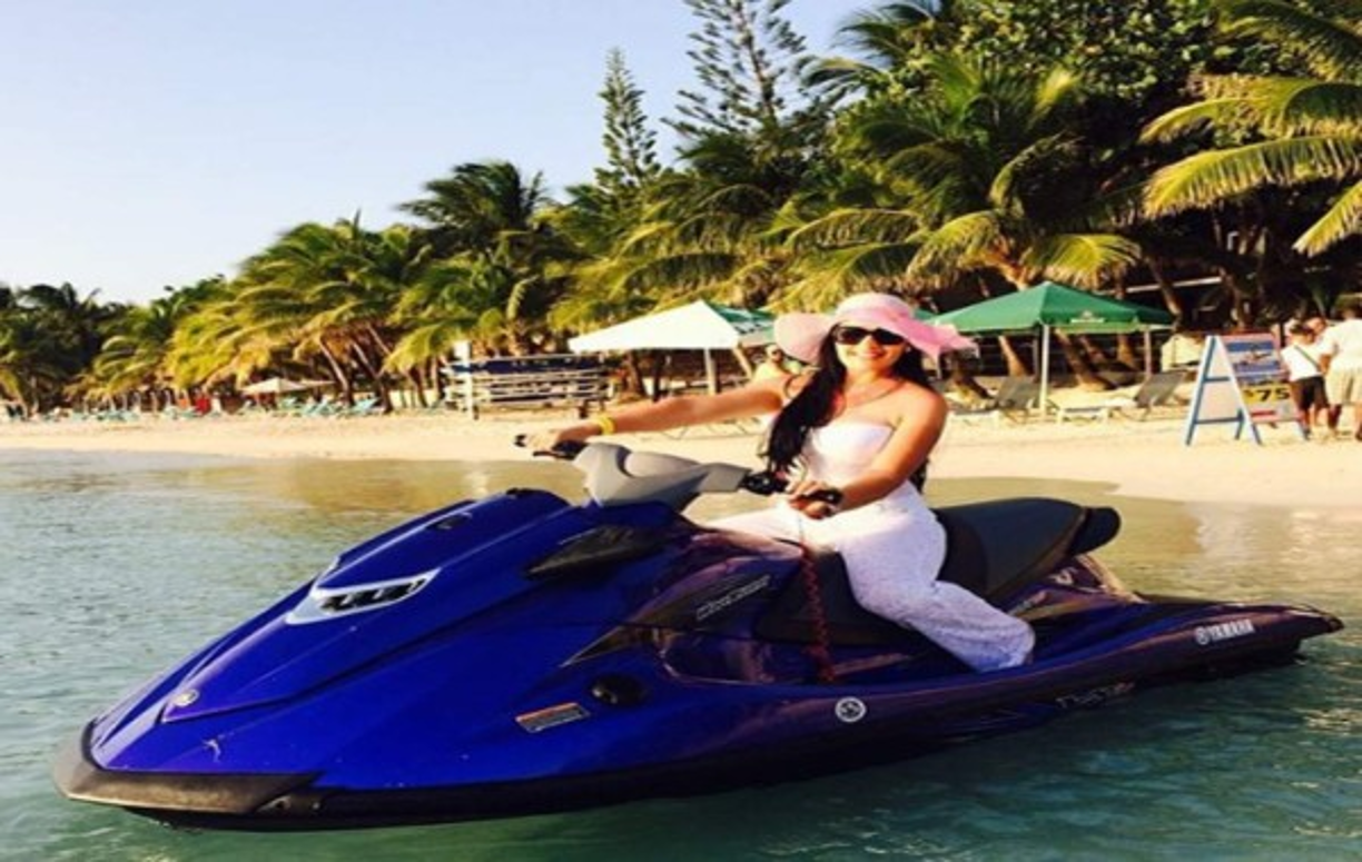 La pareja sentimental del lateral izquierdo en unas fotos en donde disfruta de unas merecidas vacaciones.