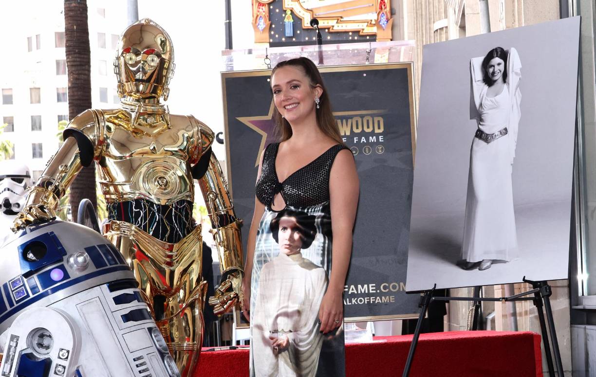 La actriz Billie Lourd dijo que cuando su madre Carrie Fisher trató de presentarle la saga espacial por primera vez, cuando ella era una niña, sus reacciones fueron “Eso es demasiado ruidoso, mamá” y “¿Esa señora de la televisión eres tú?”.