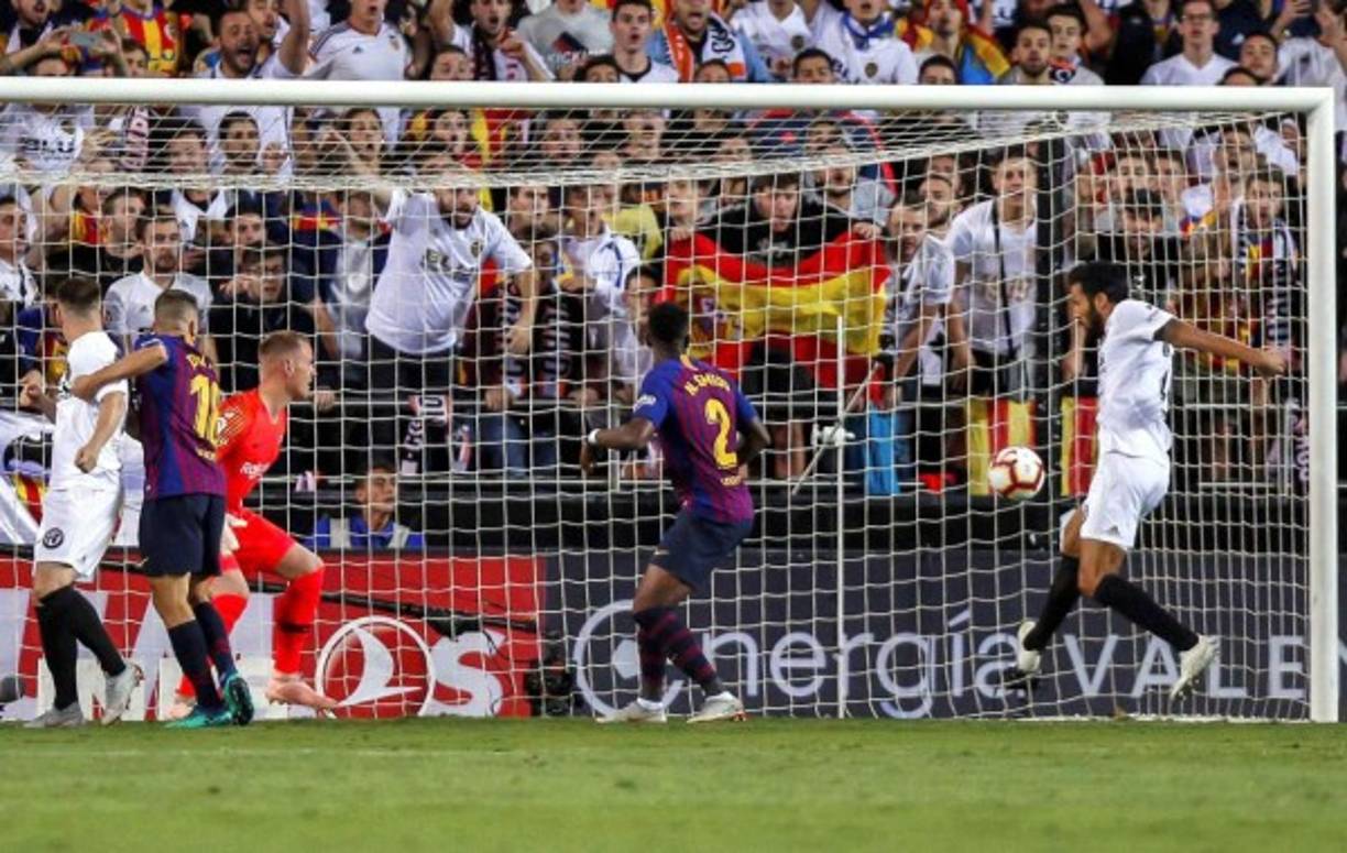 Imagen del momento en el que Ezequiel Garay empuja el balón con su pierna derecha para marcar el gol del Valencia contra el Barcelona.