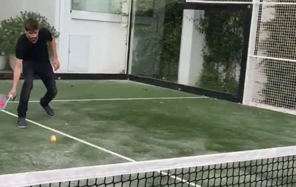 La casa cuenta con<b> zonas de juegos, de estudio, biblioteca, un gimnasio con todo tipo de detalles y máquinas, un gran jardín, pista de baloncesto y de pádel... </b>