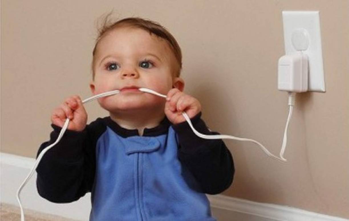 5. No permita que los niños no introduzcan objetos como alambres o tijeras en los enchufes.