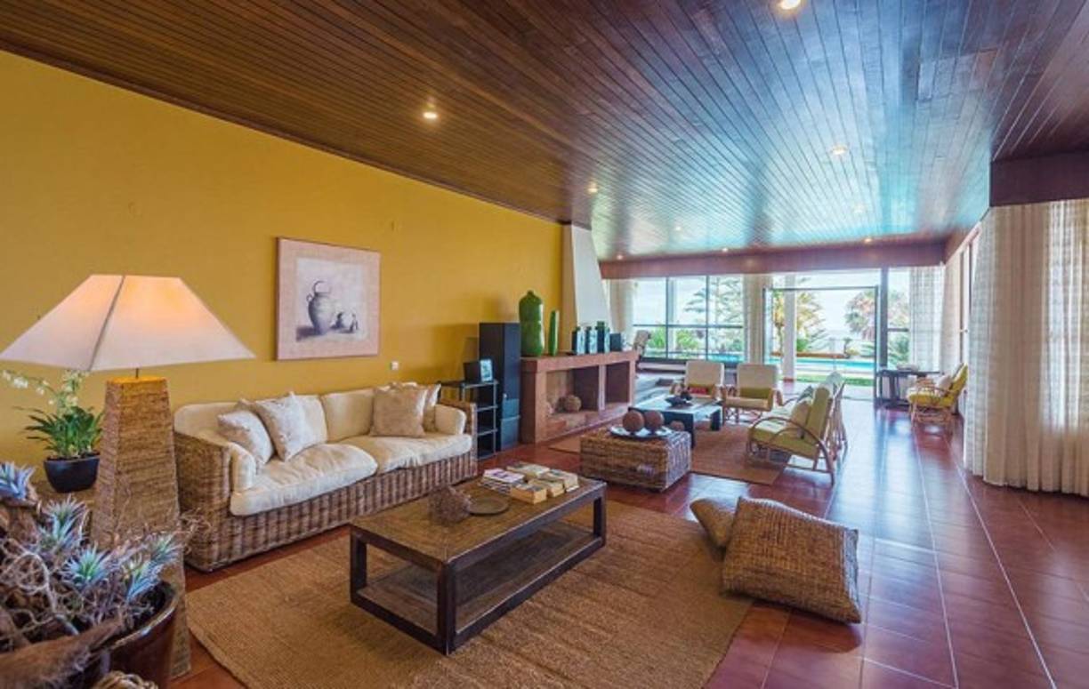 El jugador de fútbol ha decidido trasladarse junto al resto de miembros de su familia a una lujosa casa con grandes extensiones de jardín y acceso privado al mar, para hacer más llevadero el confinamiento.