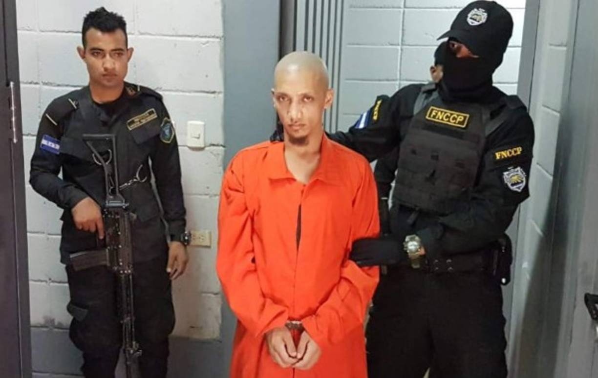 “Se ha iniciado esta madrugada una operación muy importante para poder aislar bajo el concepto de máxima seguridad a 180 privados de libertad', dijo Hernández en rueda de prensa acompañado de autoridades de la Policía Nacional y la Fuerza de Seguridad Interinstitucional Nacional (Fusina).