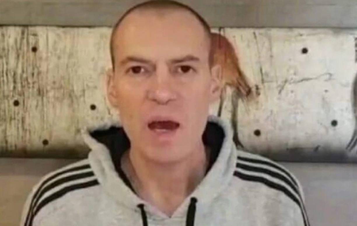 De acuerdo con lo que el mismo periodista narró en su canal de YouTube, a finales del 2022 pasó más de 40 días internados por una neumonía que contrajo al hacerse una revisión de vértebras y una reciente cirugía del estómago que había tenido.