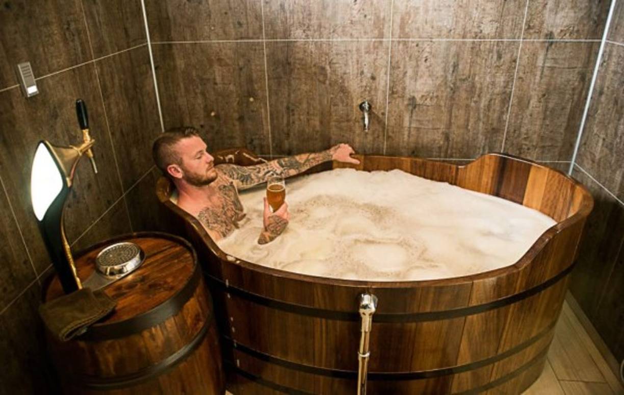 El futbolista islandés Aron Gunnarsson está dando de qué hablar debido a que se conserva bañándose en el spa de cerveza del que es dueño.
