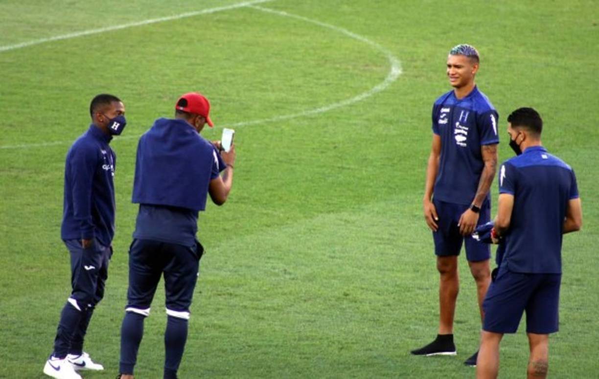 Deiby Flores sacándole una fotografía a Kervin Arriaga ante la mirada de Edwin Solani Solano y Allans Vargas.