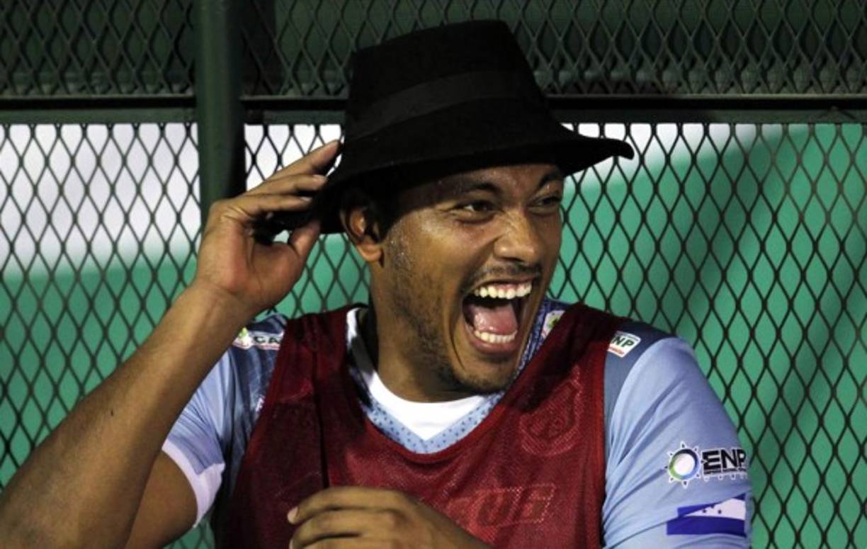 El portero Rafael Zúniga, del Platense, pasandola bien en el banco de suplentes con el sobrero de Jorge Cardona.