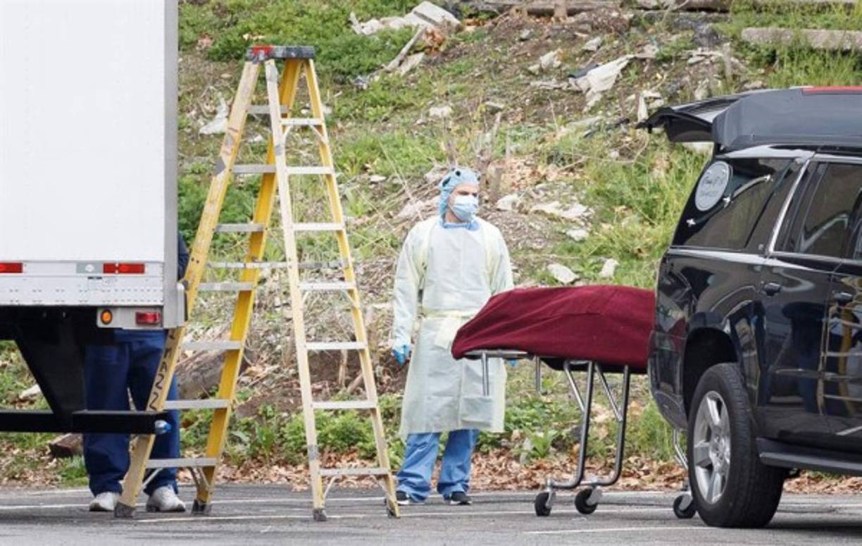 “Al igual que los hospitales en Nueva York y en otros lugares, hemos asegurado recursos adicionales como unidades de refrigeración móviles para ayudar a administrar temporalmente el problema de capacidad causado por COVID-19”, dijo a CNN Brian Taylor, portavoz del hospital de Detroit.