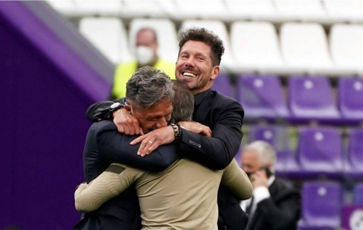Diego Pablo Simeone festejando con su cuerpo técnico.
