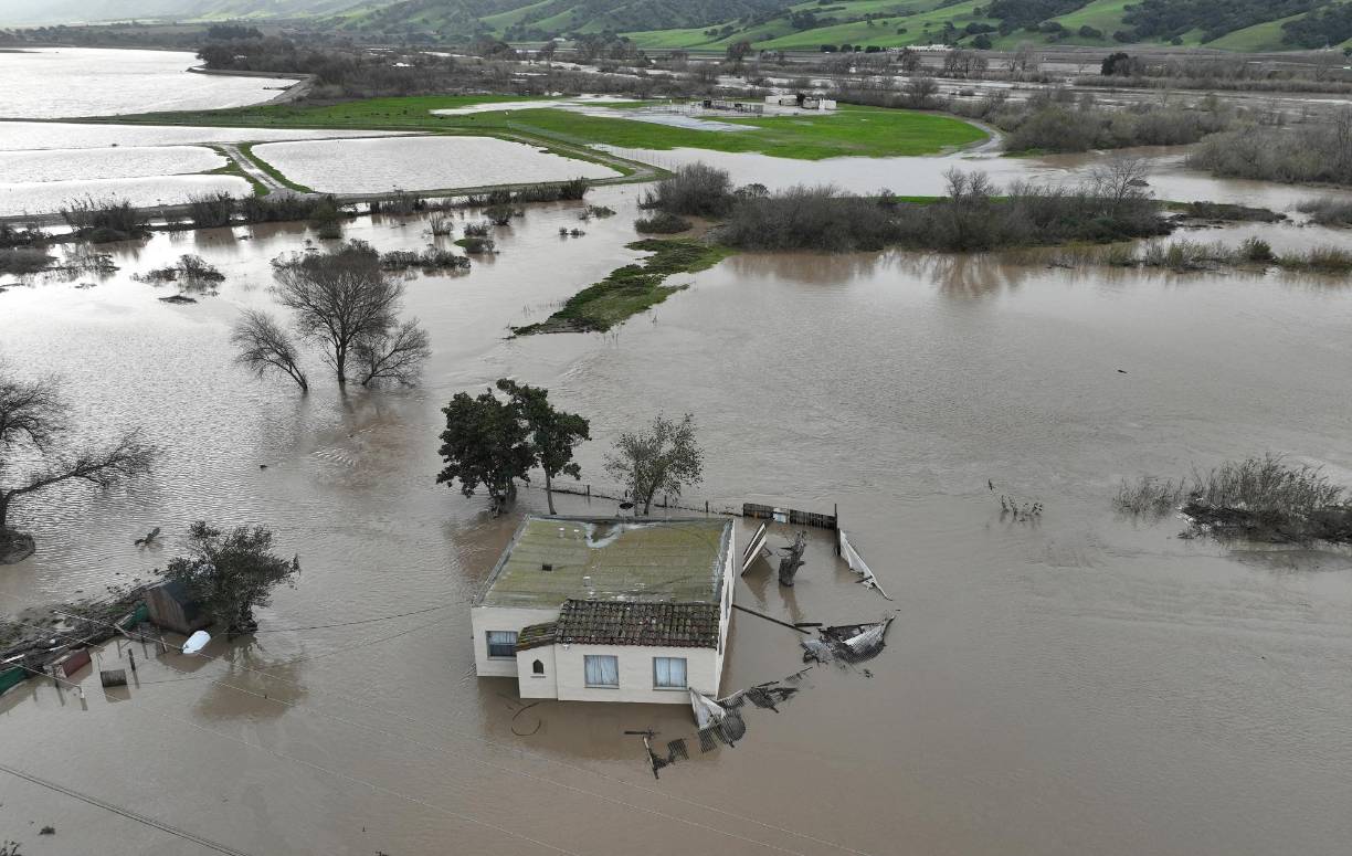 Sin embargo, las lluvias torrenciales de las últimas semanas no revertirán la tendencia. “No serán suficientes para volver a llenar el lago Mead”, advirtió el NWS en alusión a este gigantesco embalse del río Colorado que abastece de agua a <b>California</b> y cuyo nivel desciende inexorablemente desde hace años.