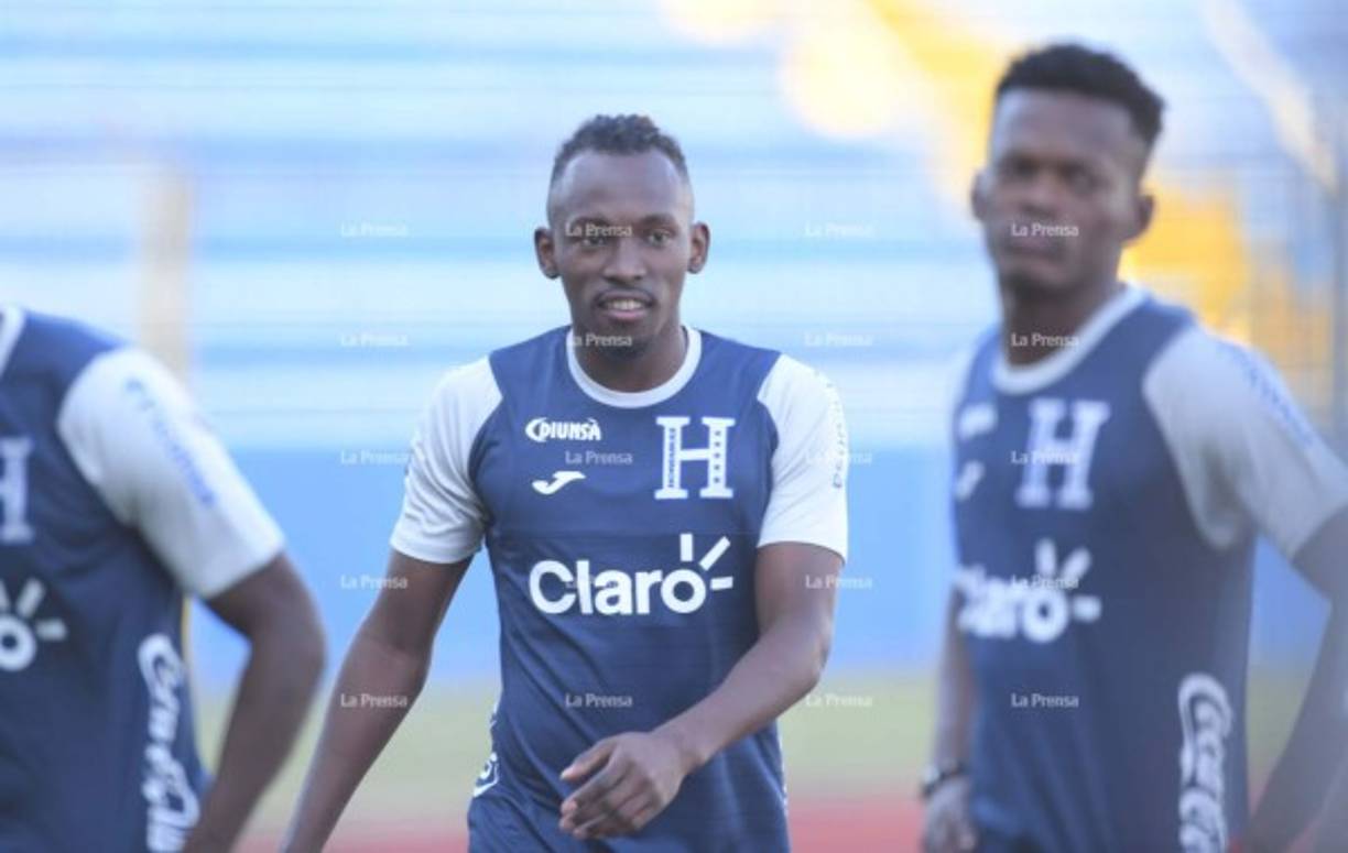 El delantero Alberth Elis llegó con un look diferente al que ha usado en los últimos meses. El atacante inclusive se ha dejado crecer el bigote.