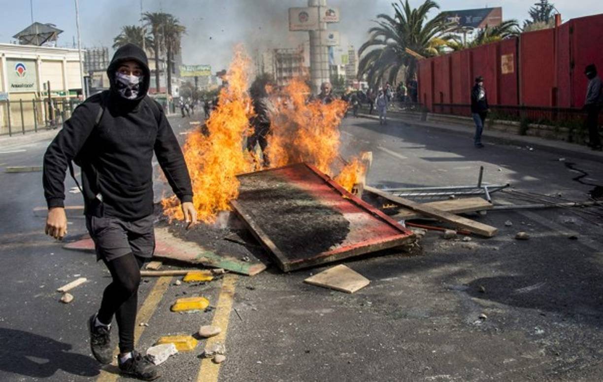 Un manifestante chileno incendió una barricada durante los enfrentamientos.