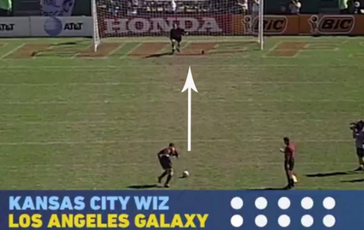 3º Mano a mano en caso de empate. Infantino ya anunció que en el Mundial de 2026 no habrá empates la fase de grupos y serían los penaltis los que decantasen la balanza. Van Basten da una pequeña vuelta a esta idea e introduce los 'shoot out' que ya se utilizaron en la MLS entre 1996 y 1999. 'Cada equipo tendría cinco intentos. El árbitro pita y el futbolista corre 25 metros hacia la portería. En ocho segundos debe culminar la acción', explica. 'Esto es espectacular para los aficionados e interesante para los jugadores. En unos penaltis todo acaba en un segundo. En cambio, en los 'shoot outs' hay muchas posibilidades: se pude driblar, disparar, esperar la reacción del portero. Se asemeja más a una situación de juego', afirma Van Basten.