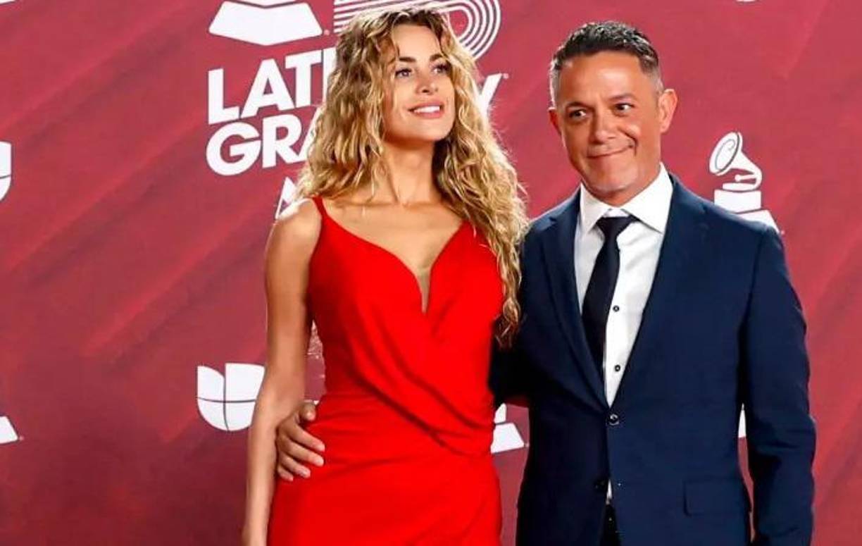 Fue en la pasada edición de los premios Grammy Latinos cuando el cantante español Alejandro Sanz presentó a su nueva pareja, su compatriota actriz Candela Márquez luego de desatar rumores de un posible romance entre ambos y tras más de un año del fin de su relación con la cubana la artista cubana Rachel Valdés.