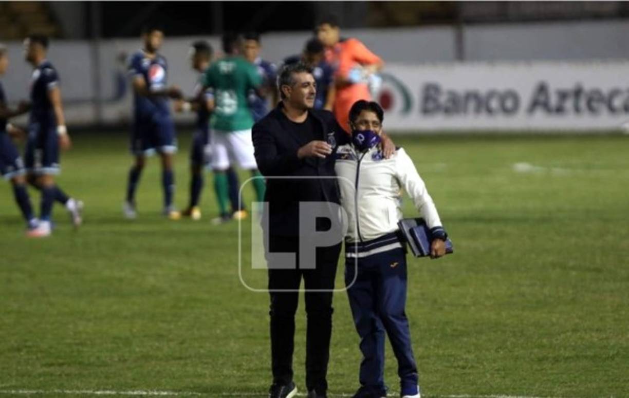 Diego Vázquez celebró la victoria ante Marathón con su asistente Javier Núñez, quien fue el encargado del equipo mientras el argentino y Ninrod Medina estaban suspendidos. Buen gesto de 'La Barbie'.