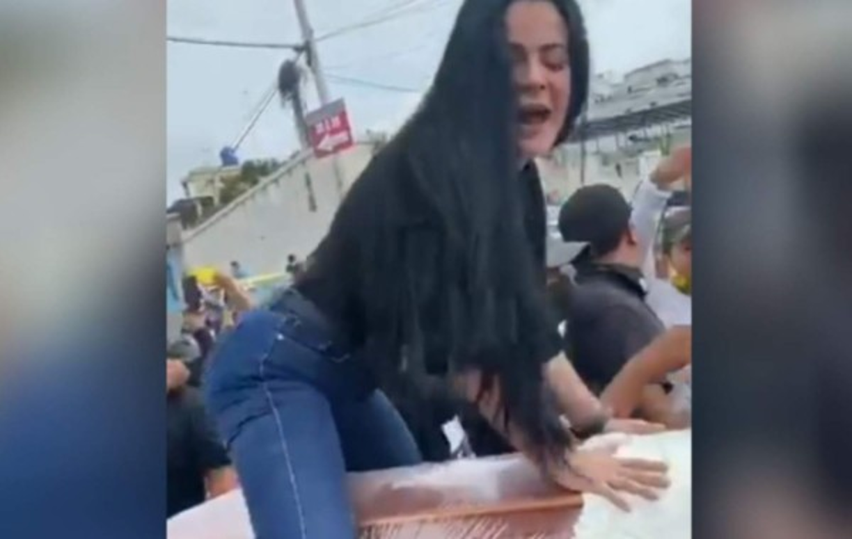 Las imágenes se viralizaron rápidamente en las redes sociales y en ellas se puede observar a la mujer dándole el último adiós a su esposo en medio de una algarabía.