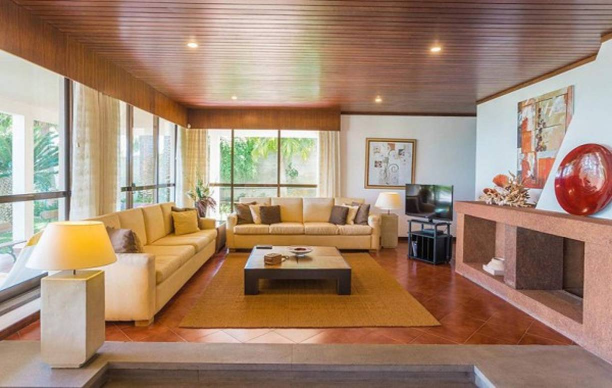 Lo bueno de la lujosa villa en la que se están hospedando es que tiene multitud de salones, para hacer más llevaderas las largas semanas de cuarentena.