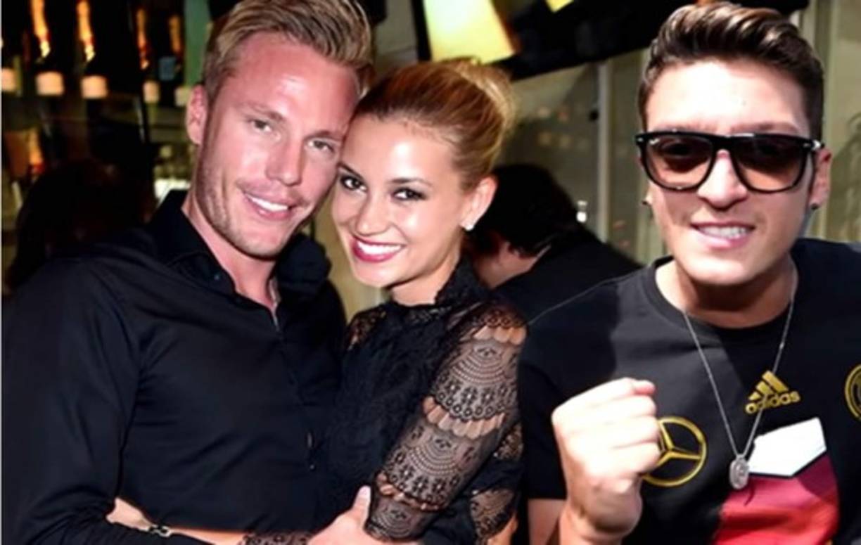 Mesut Özil. El mundialista, fanático de la noche, y Christian Lell protagonizaron un escándalo. El defensa alemán Lell acusó a la estrella del Arsenal de haber tenido un romance con su ex Melanie Rickinger cuando aún estaba en una relación con ella.