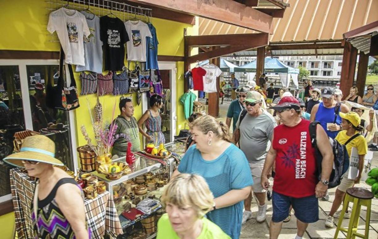 Los trujillanos y vendedores foráneos ofrecieron diversidad de artesanías a los visitantes.