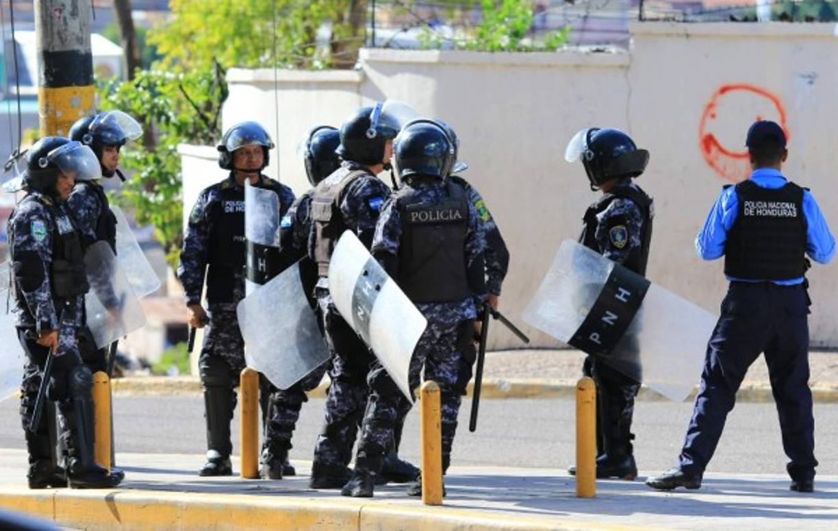Luego de los disturbios entre las barras de Olimpia y Motagua, las autoridades Policiales entraron en acción para dispersar el caos que causaron en las afueras del Nacional.