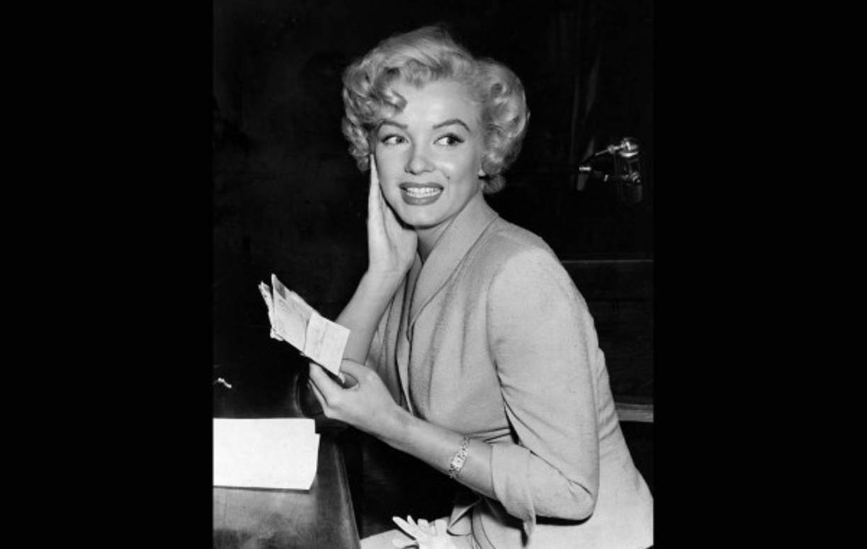 A pesar de que se afirmara que Monroe se había suicidado, el rumor que ha persistido es que fue asesinada. Hasta la fecha hay muchas circunstancias extrañas que rodean la muerte de la actriz, como el hecho de que horas antes de su muerte, ella habló con Joe DiMaggio Jr., quien dijo haberla escuchado ‘alegre y optimista’.<br/><br/>A pesar de las 40 píldoras en su estómago, la policía notó que no había un vaso de agua en la mesa de noche, cerca de los botes de pastillas. Marilyn, como era sabido, siempre tomaba las pastillas con agua. <br/><br/>Después fue descubierto un vaso en el piso cerca de la cama y la policía declaró que no estaba ahí a su llegada.<br/><br/>Además, el patólogo que condujo su autopsia inicial quería hacer otras pruebas específicas para ver cómo las pastillas entraron en el sistema de la actriz. Cuando solicitó sus órganos, le dijeron que el toxicólogo los había destruido. Entonces pidió ver las diapositivas de los órganos y las fotos mostrando los cortes usuales y le dijeron que habían 'desaparecido'.