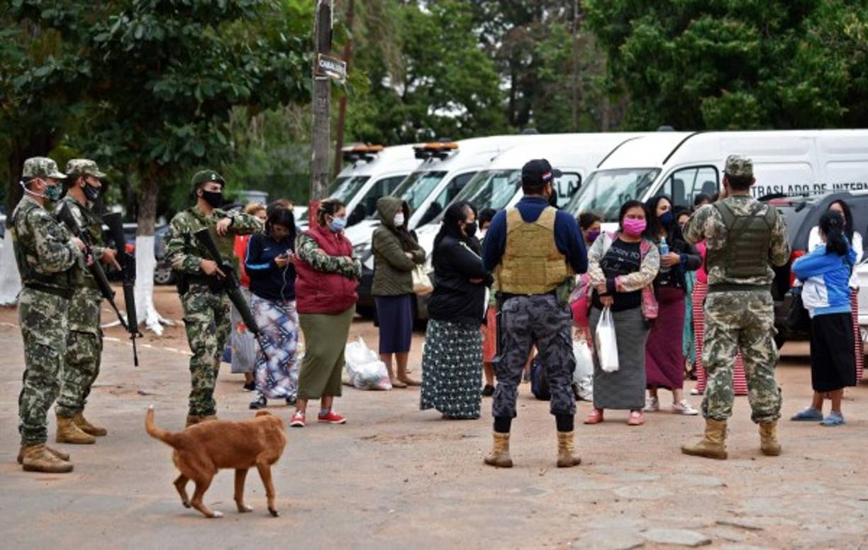 Paraguay<br/><br/>Las principales urbes paraguayas registraron un intenso movimiento tras la reactivación, observó la AFP en Asunción y reportó la televisión en Ciudad del Este y Encarnación.<br/><br/>El 83% de la actividad laboral fue restablecida, según las autoridades. Según el profesional, los meses de junio, julio y agosto son claves para saber si el virus golpea con fuerza a Paraguay.