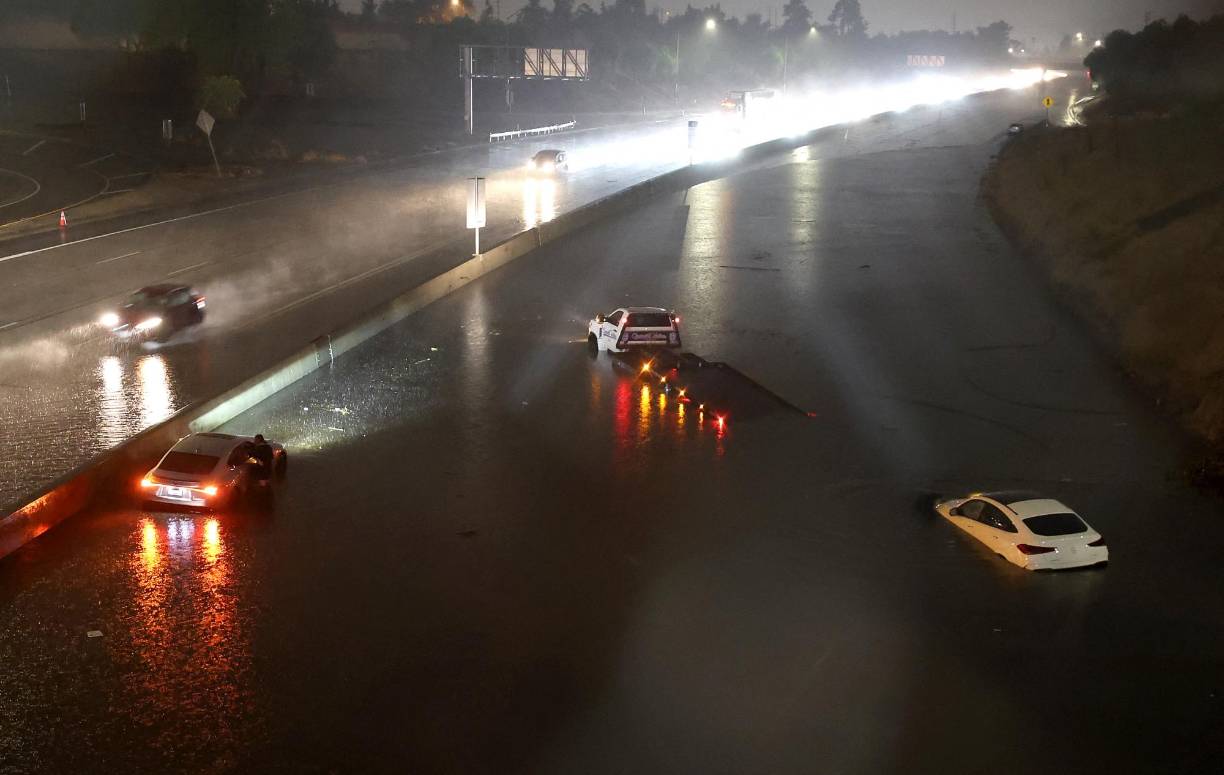 La tormenta tropical <b>Hilary</b> llegó el domingo a California desde México y las autoridades alertaron sobre inundaciones potencialmente mortales en el suroeste de Estados Unidos, una zona típicamente árida.