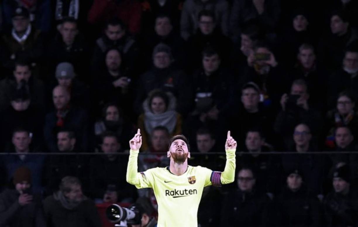 Todas las miradas sobre Messi. Así celebró el argentino su golazo al PSV.