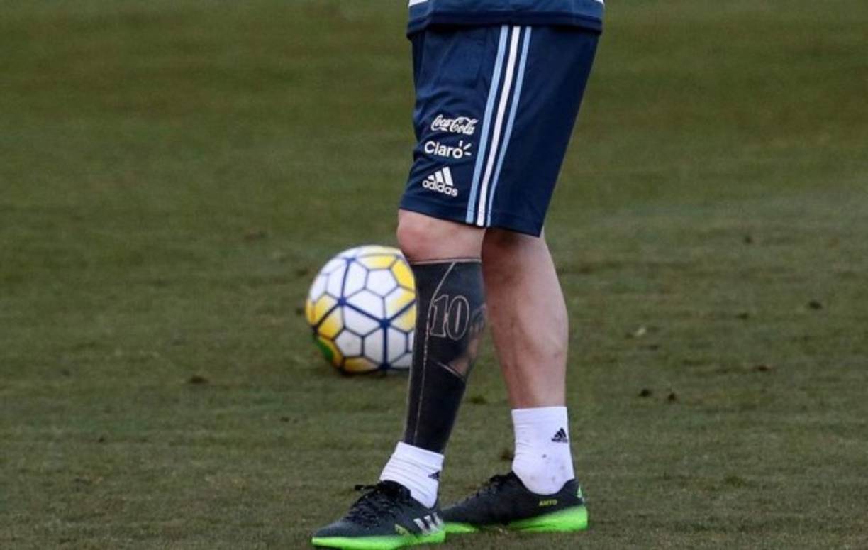 <br/><br/>Lionel Messi exhibió esta semana su nuevo tatuaje y abrió la polémica en el fútbol mundial. Además de ser muy doloroso, es una técnica que mezcla varios productos químicos para obtener esa tonalidad por lo que es muy riesgoso.<br/>