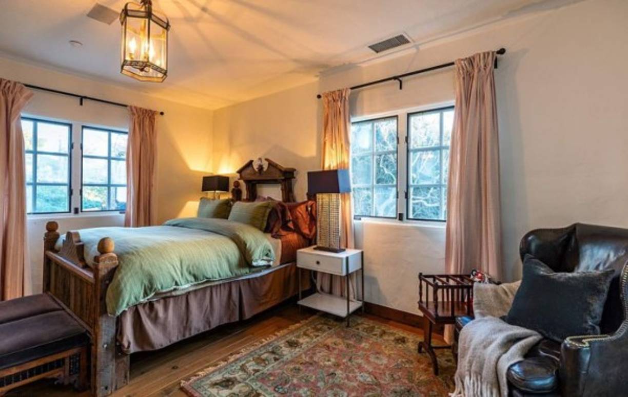 Se supone que Meghan y Harry buscan la privacidad que no pudieron tener en la monarquía, pero su mudanza al epicentro del entretenimiento no concuerda con ese deseo.