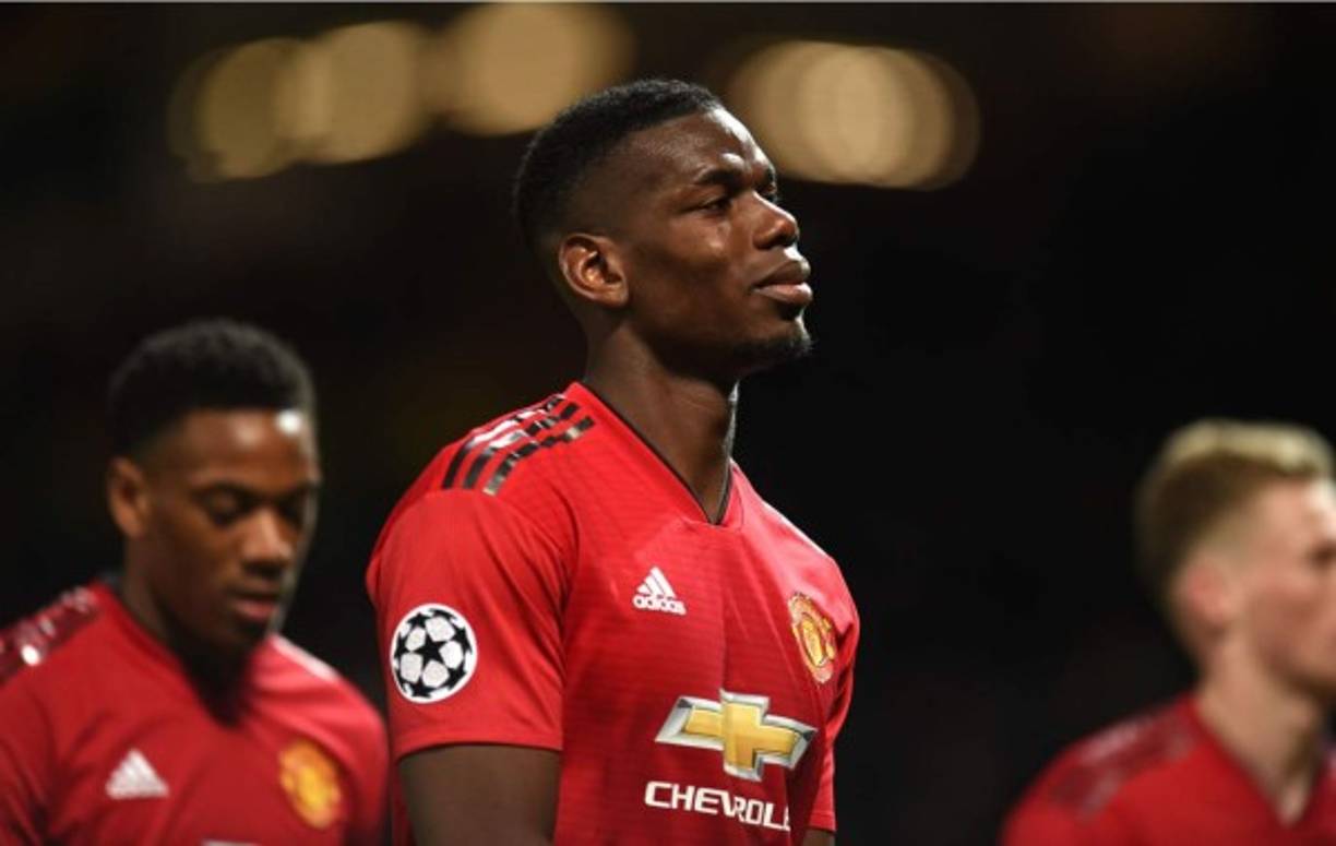 Paul Pogba, triste tras la derrota del Manchester United contra el Barcelona.