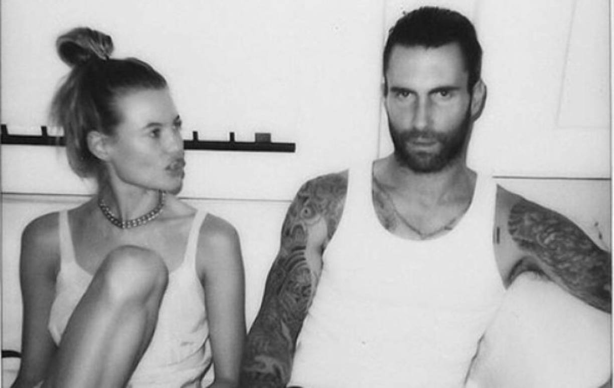 Tras romper su relación con Anne Vyalitsyna, el vocalista de Maroon 5 comenzó una relación con la modelo de Victoria’s Secret en abril de 2012. Sin embargo, En 2013, la pareja se separó inesperadamente tras un año de relación. Sin embargo, cuando todos pensamos que el amor se había acabado entre ellos, Adam y Behati reanudaron su noviazgo y anunciaron su matrimonio.<br/>