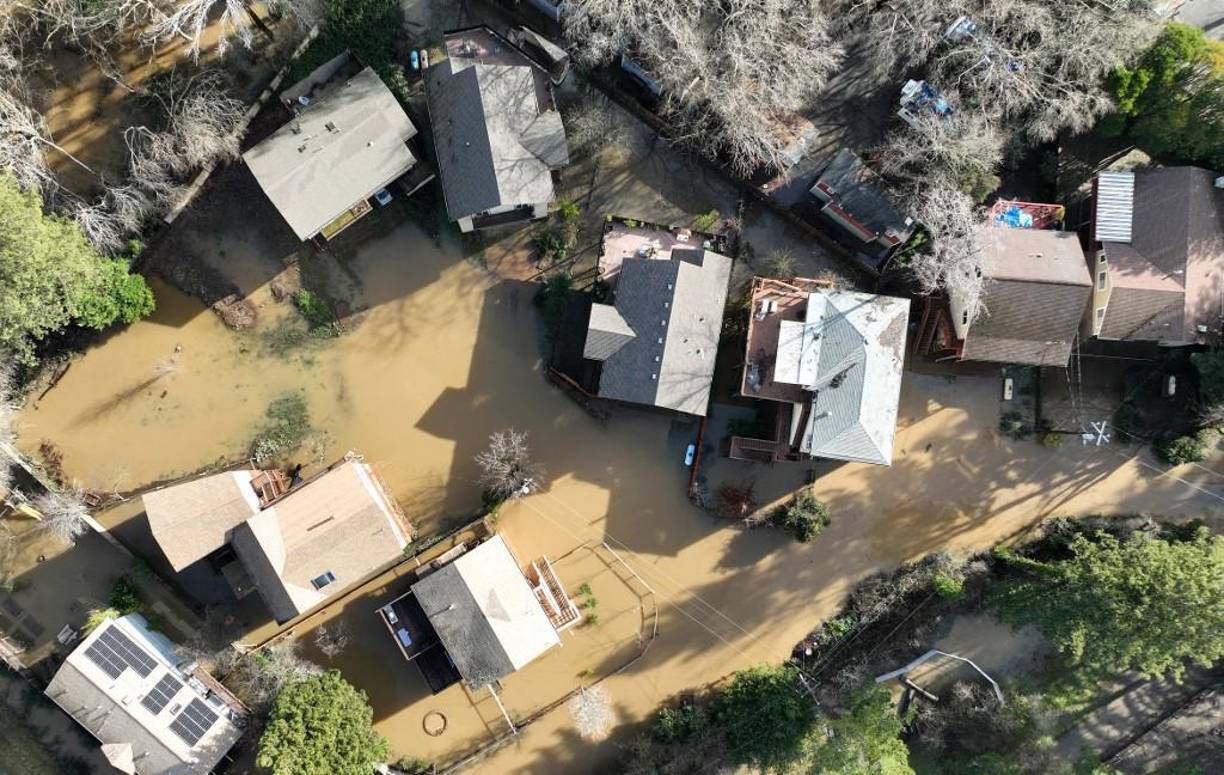  Fueron emitidas advertencias para varias regiones del llamado estado dorado que sufre con las precipitaciones incesantes de las últimas semanas. 
