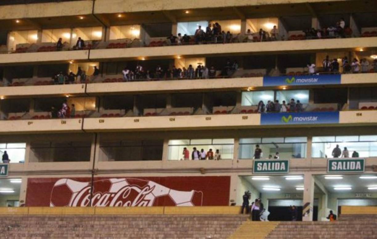 COPA MOVISTAR CLASICO JUGADO EN MONUMENTAL GANANDO LA U POR 2 A 1 CON UN ACCIDENTE DE UN HINCHA DE ALIANZA LIMA BOTANDOLO DE LOS PALCOS SUR