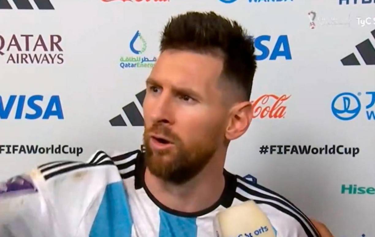 Lionel Messi ha generado polémica luego de mostrarse enfadado en el partido ante Países Bajos por los cuartos de final del Mundial. El astro argentino se llevó de encuentro a Louis Van Gaal, al árbitro Lahoz y a un jugador rival lo llamó “bobo”.