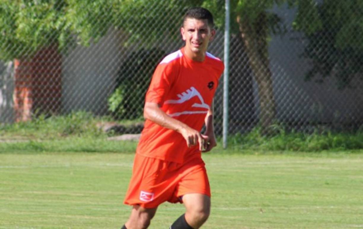 Johnny Leverón: Tras no seguir en el Correcaminos de la segunda de México, el zaguero cuenta con ofertas de clubes como Olimpia y Marathón.