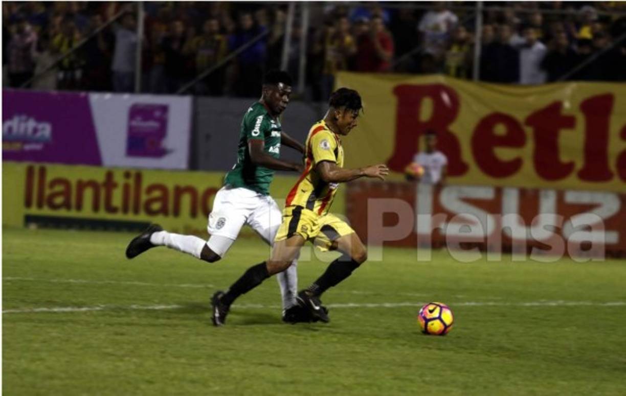 Iván 'Chino' López ingresó el área verdolaga dispuesto a marcar el gol.