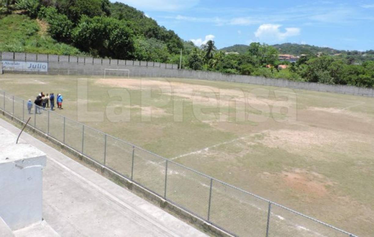 El estadio no cuenta con banquillos para los jugadores suplentes, por lo que habrá una carpa especial para los que estén en la banca.