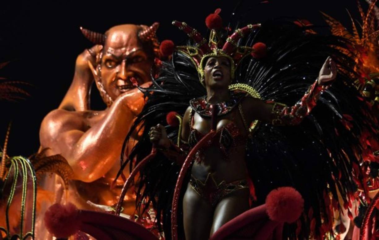 Doce escuelas de samba rivalizan por el título del campeonato en el estadio que alberga el Carnaval de Río durante 4 días.