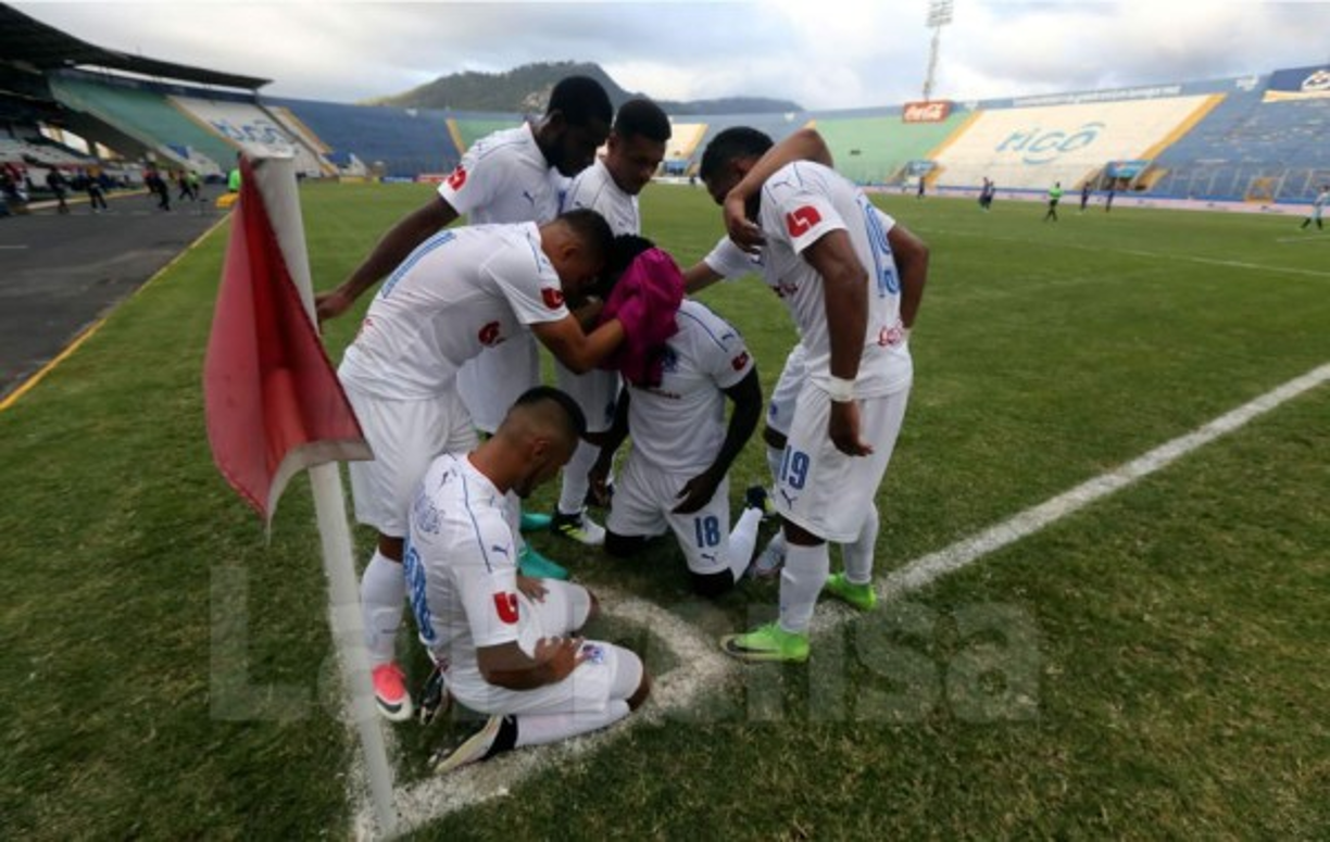 Los jugadores del Olimpia celebrando el gol de Javier Estupiñán en una esquina.