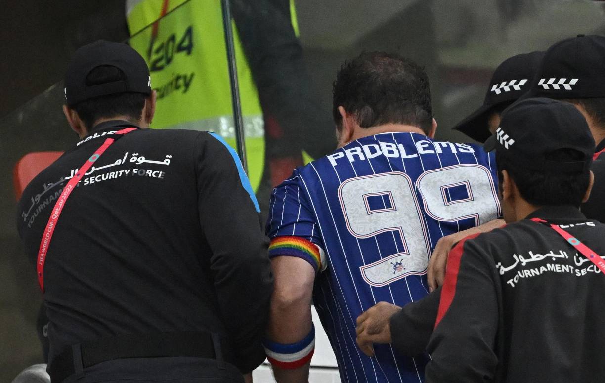 El aficionado fue escoltado por portar un brazalete de inclusión en la previa del encuentro. 