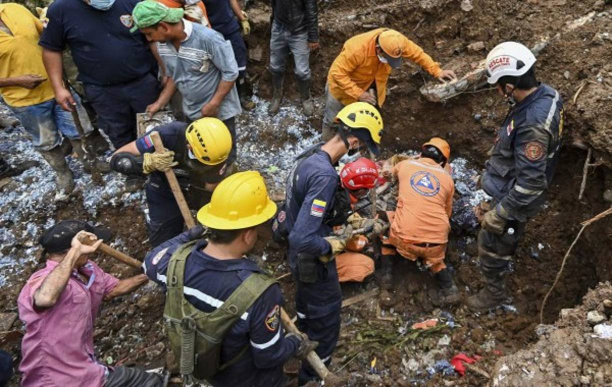 Pobladores y cuerpos de socorro buscaron la manera de rescatar con vida a la mayor cantidad de personas posibles.