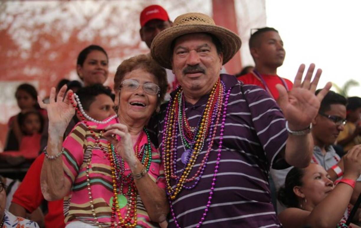Esta pareja atrapó tantos collares como pudo.