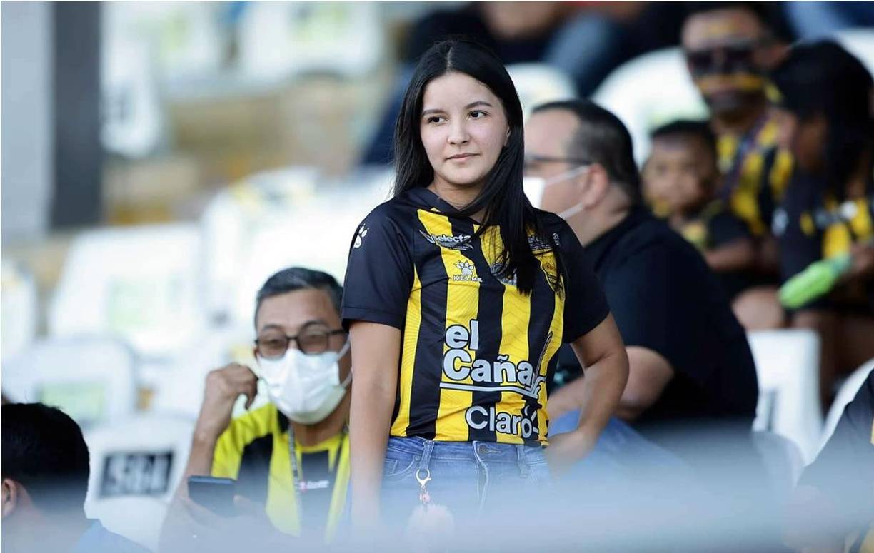 Ambientazo y lindas chicas en el Morazán con el Real España-Alajuelense por Liga Concacaf