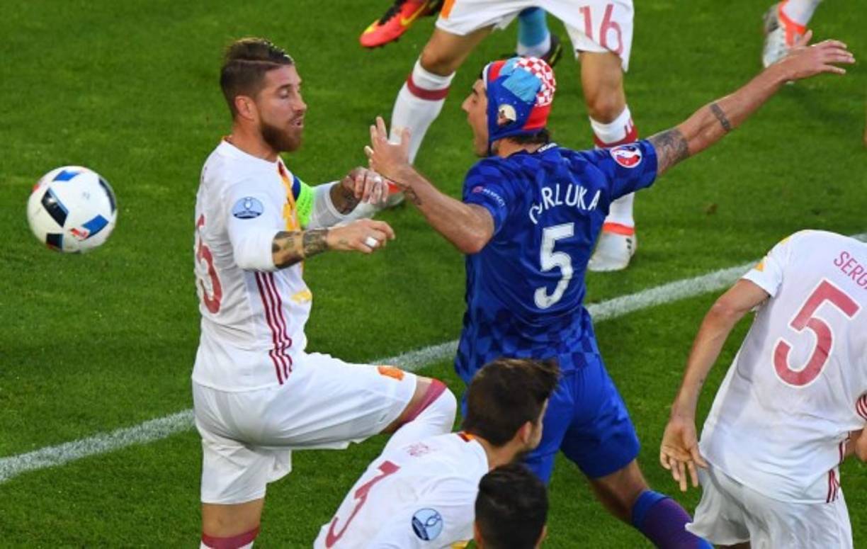 En el partido contra España, Corluka dio un tremendo encuentro. Foto AFP.