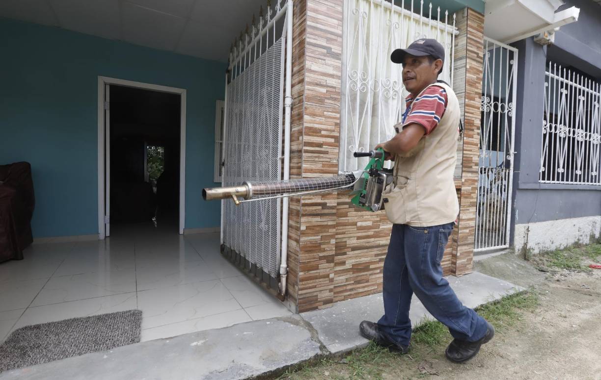 Con éxito se realizó el segundo megaoperativo de limpieza, educación, fumigación y aplicación de BTI, organizado por Diario LA PRENSA a través de su campaña “Todos contra el dengue”, en alianza con la Municipalidad de San Pedro Sula, la Región Metropolitana de Salud, Copeco, Sulambiente y empresas socialmente responsables que se han sumado a esta iniciativa.