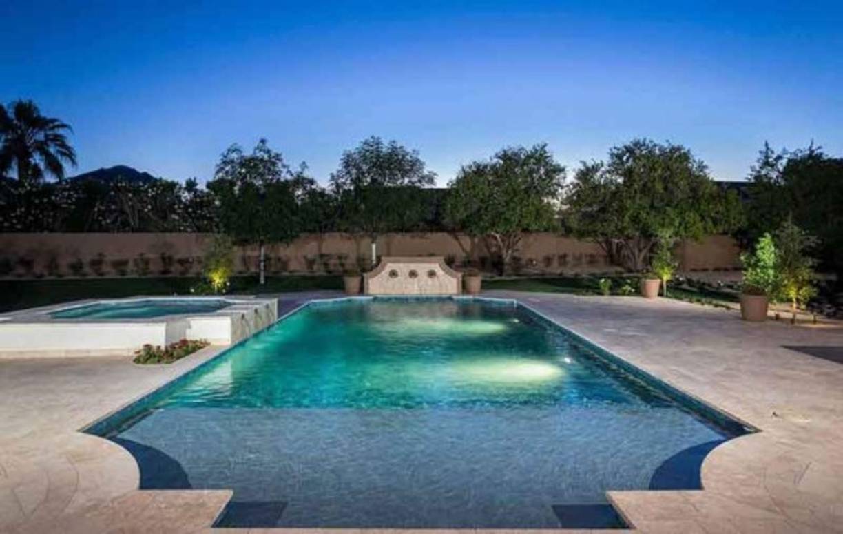 Cómo podía faltar una piscina en esta mansión del nadador olímpico.
